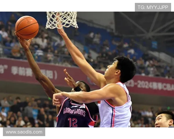 CBA篮球运动员踢足球：探讨CBA球员跨界尝试足球的故事与表现